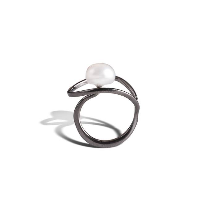 Tulip ring with pearl