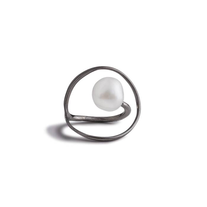 Tulip ring with pearl