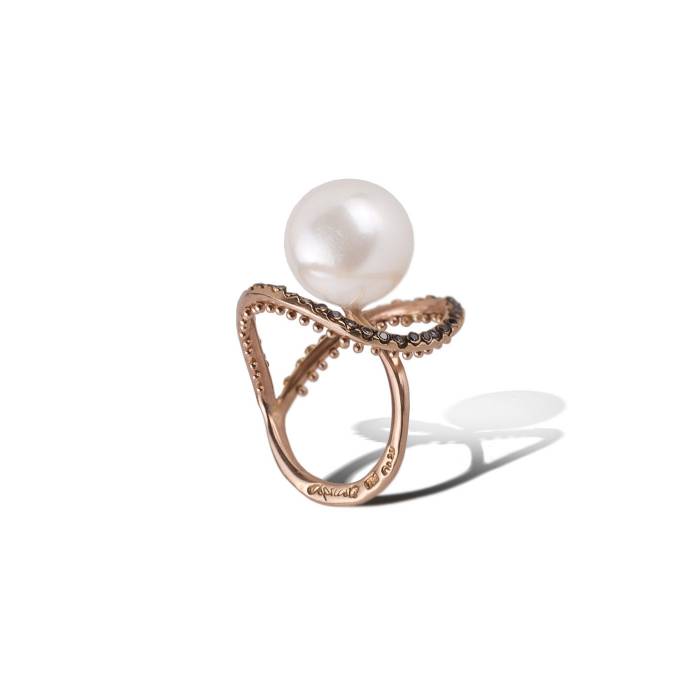  Ring in 18k rose gold with black diamonds 0.22ct and an Australian white pearl.