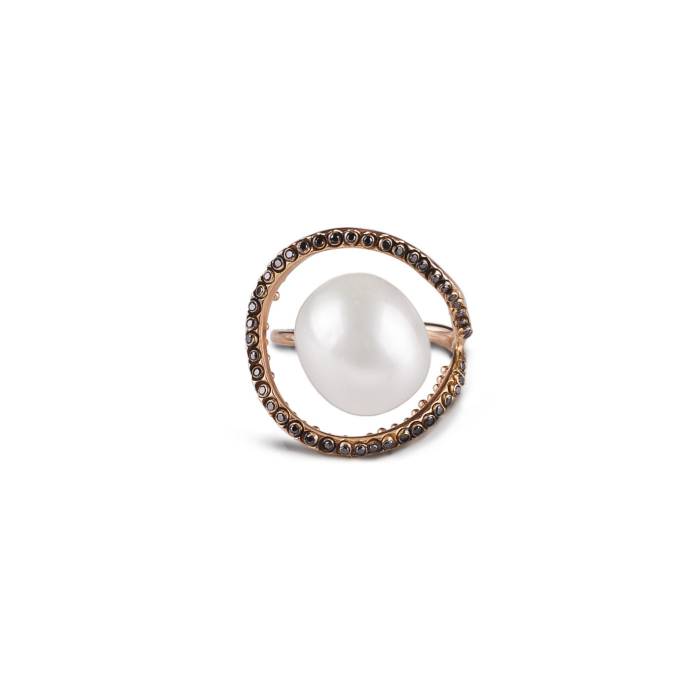  Ring in 18k rose gold with black diamonds 0.22ct and an Australian white pearl.