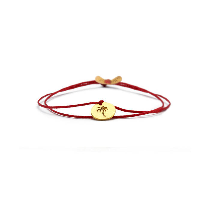 Bracelet in 18k gold on red cord. 